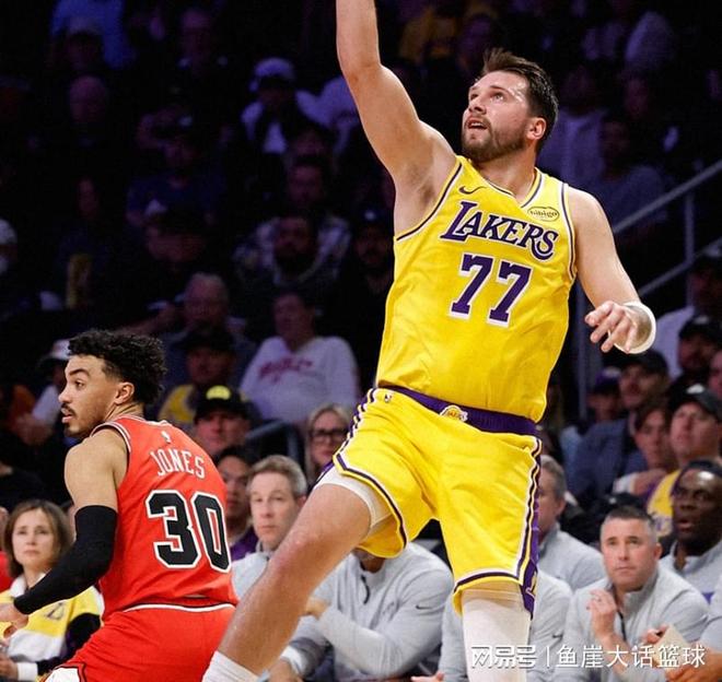 湖人险胜公牛 詹姆斯复出东契奇狂砍51分 里夫斯