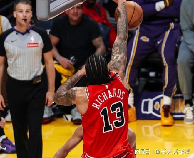 湖人险胜公牛 詹姆斯复出东契奇狂砍51分 里夫斯