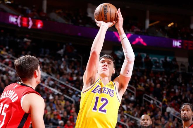 湖人险胜火箭拉拉维亚首秀惊艳 12分钟贡献7分