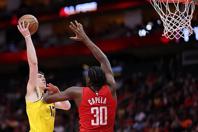 湖人险胜火箭拉拉维亚首秀惊艳 12分钟贡献7分