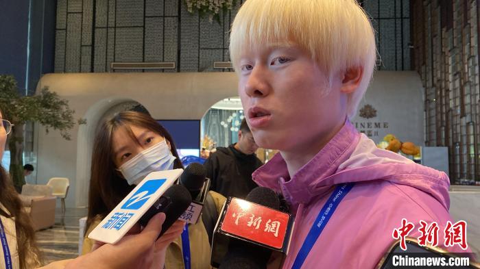 盲人门球冠军胡明耀亚残运会夺冠后向女友求婚