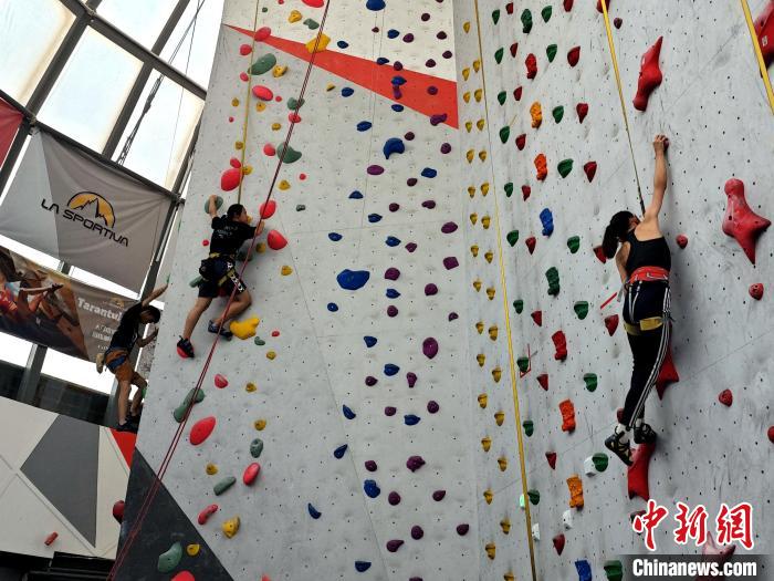 西安青年攀岩热潮兴起 解压社交新方式