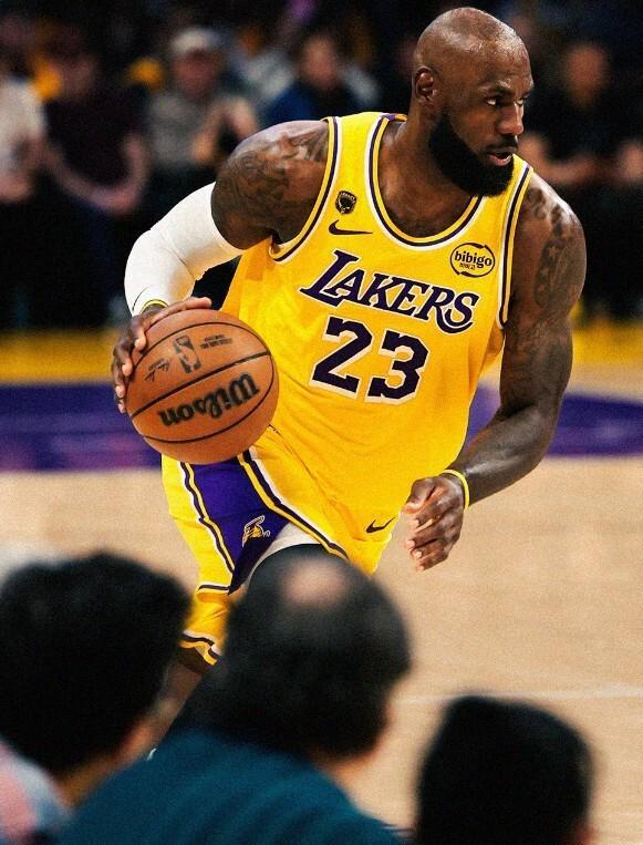 詹姆斯19+13+8率湖人轻取火箭