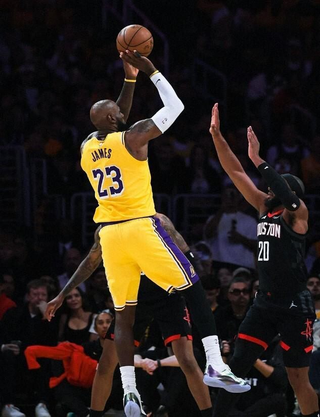 詹姆斯19+13+8率湖人轻取火箭